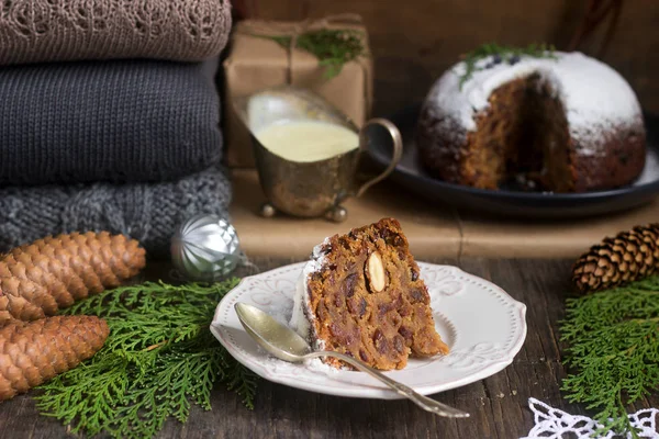 Английский рождественский пирог с ванильным соусом в праздничном оформлении. Сельский стиль . — стоковое фото