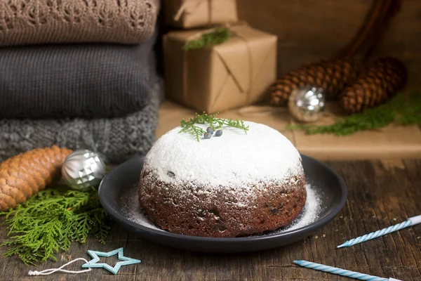 Gâteau ou pudding de Noël en décoration festive . — Photo