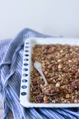 Ev yapımı granola bir fırın tepsisine. Rustik tarzı.