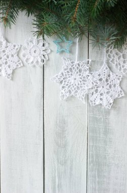 Çam dalları ve beyaz zemin üzerine örme beyaz kar taneleri ile Noel ve yeni yıl arka plan.