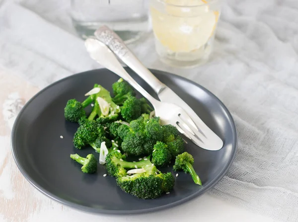 Broccoli cooked with garlic, ginger and sesame served with lemonade. Rustic style. — Stock Photo, Image