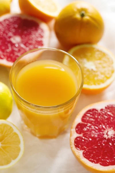 Цитрусовый сок и фруктовый виноград, лимон и апельсин на светлом фоне . — стоковое фото