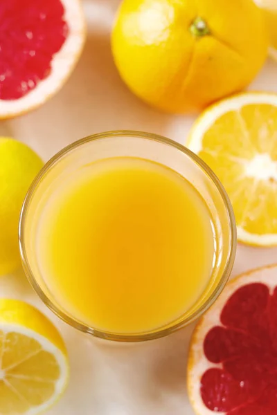 Zitrussaft und Frucht-Grapeprut, Zitrone und Orange auf hellem Hintergrund. — Stockfoto