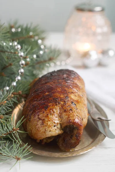 Rollo de cerdo al horno relleno con acelga y tomates secos en decoraciones de Navidad o Año Nuevo . — Foto de Stock