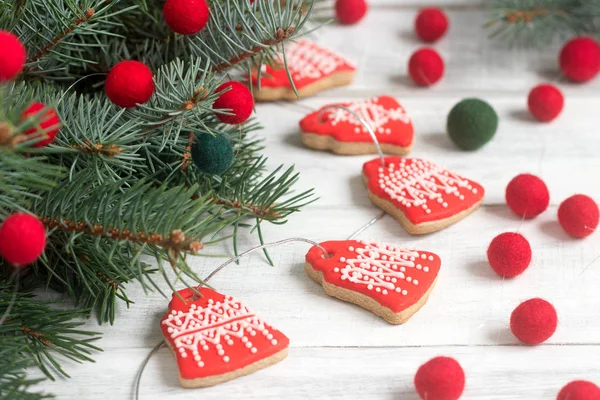 Gingerbread çan, çelenk soluk boncuk ve hafif bir arka plan - Ladin dallarında bir Noel ve yeni yıl'ın kartı.
