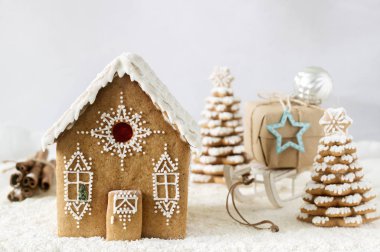 Zencefilli ev ve gingerbread ağaç hafif bir arka plan üzerinde.