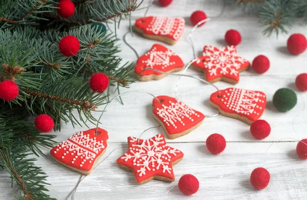 Lebkuchenglocken, Sterne, Girlanden aus gefilzten Perlen und Tannenzweigen auf einem hellen Hintergrund Weihnachts- oder Neujahrskarte. — Stockfoto
