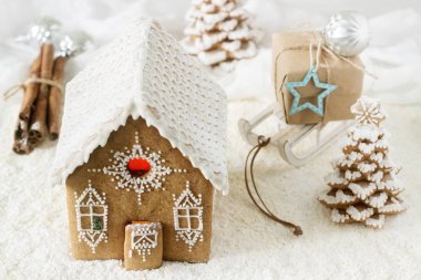 Zencefilli ev ve gingerbread ağaç hafif bir arka plan üzerinde.