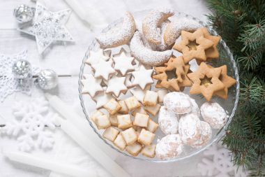 Festival çerezleri vanilya Hilal, tarçınlı yıldız, gingerbreads ve küpleri ve stollen şenlikli bir arka plan üzerinde muhtelif.