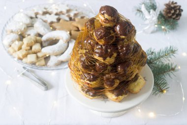 Crockembush pasta ve Noel kurabiyeleri köknar şube ve koniler çelenk ile bir Noel dekorasyonu.