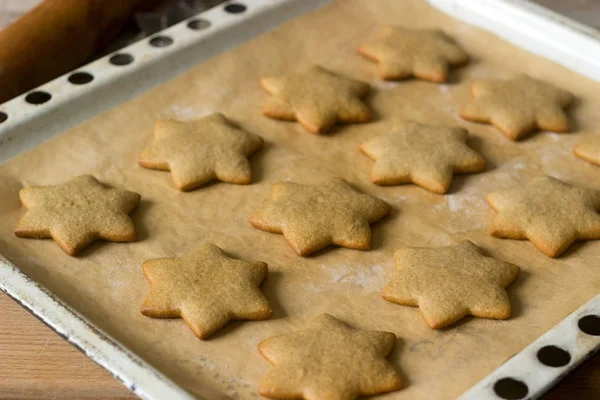 Gingerbread dekorasyon olmadan sac pişirme üzerinde pişmiş. — Stok fotoğraf