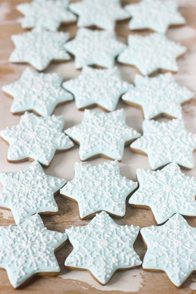 Пряникове зіркове печиво на Різдво на білому тлі . — стокове фото