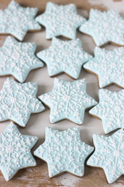 Beyaz arka plan üzerinde Noel için gingerbread yıldız kurabiye.