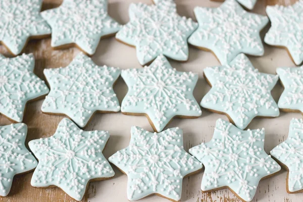 Пряникове зіркове печиво на Різдво на білому тлі . — стокове фото