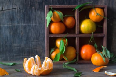 Mandalina ahşap arka plan üzerinde mezarda. Rustik tarzı.