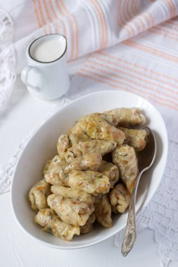 Lahana et, pilav ve sebze ile alır. Dolma, sarma, sarmale, golubtsy veya golabki.