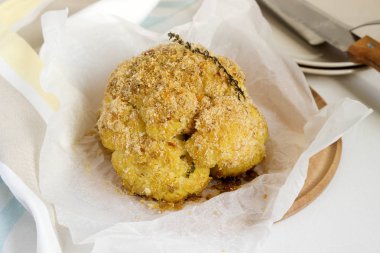 Pazı ve ekmek kırıntıları ile doldurulmuş karnabahar. Rustik tarzı.