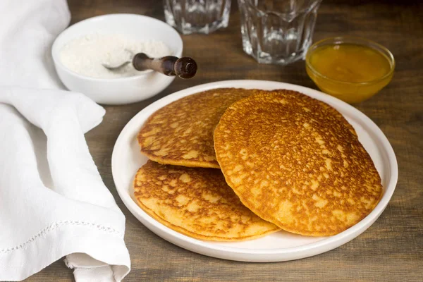 Kokosmais-Pfannkuchen mit Honig. rustikaler Stil. — Stockfoto