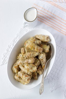 Lahana et, pilav ve sebze ile alır. Dolma, sarma, sarmale, golubtsy veya golabki.