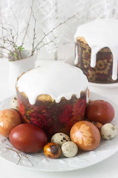 Пасхальный натюрморт с пасхальным тортом кулич и окрашенные яйца на светлом фоне . — стоковое фото
