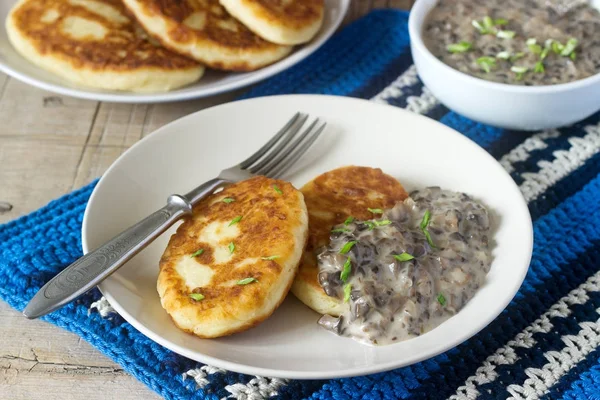 Potato cutlets or pancakes with mushroom sauce and green onions. Rustic style. — Stock Photo, Image