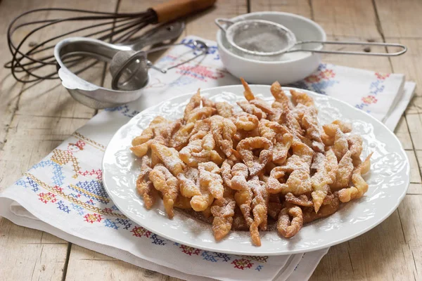 Galletas de alas de ángel, un plato dulce europeo tradicional para el carnaval. Estilo rústico . —  Fotos de Stock