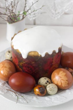 Paskalya Paskalya kek kulich ve hafif bir arka plan üzerinde boyalı yumurta ile natürmort.