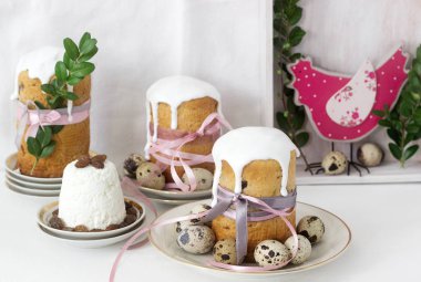 Paskalya Paskalya kek kulich, paskha ve hafif bir arka plan üzerinde boyalı yumurta ile natürmort.