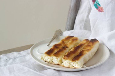 Vertuta veya placinta ile süzme peynir ve peynir ile ekşi krema. Geleneksel Moldova, Romanya ya da Balkan pasta.