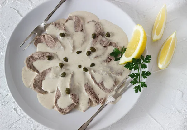 Vitello тоннато традиционное итальянское блюдо на белом бетонном фоне . — стоковое фото