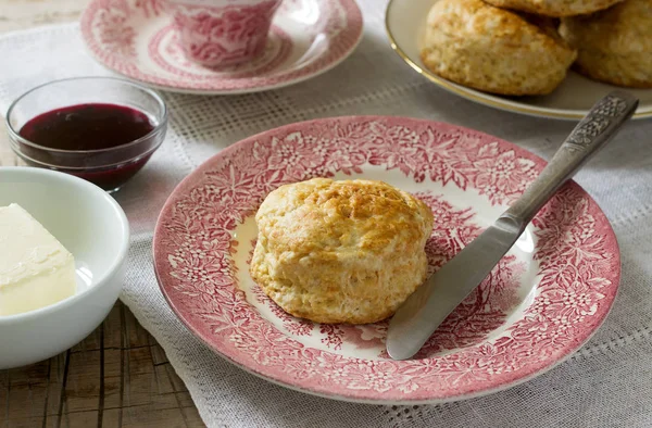 A forró tea, házi kenyér pogácsa hagyományos brit sütemények. — Stock Fotó