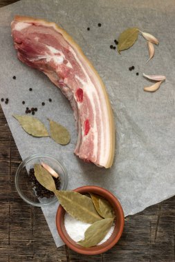 Ham yağ domuz eti beyaz kağıt üzerinde.