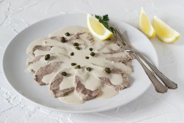 Vitello tonnato é um prato tradicional italiano sobre um fundo de concreto branco . — Fotografia de Stock