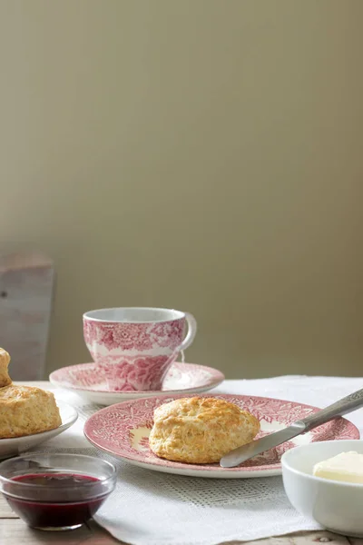 Bollos de pan caseros con té caliente, bollería británica tradicional . —  Fotos de Stock