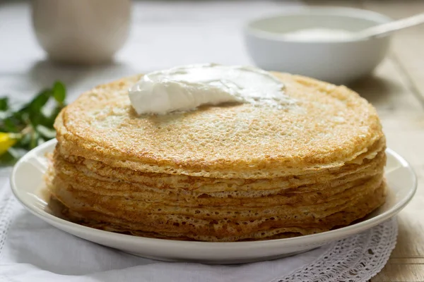 Panquecas delicadas com creme azedo . — Fotografia de Stock