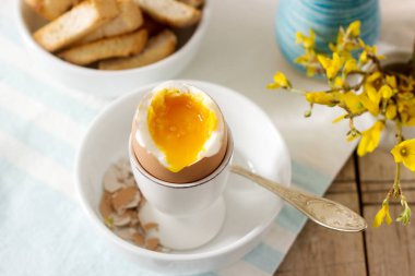 Kahvaltı rafadan yumurta, tost, krem ve taze gazete ile kahve ekmek.