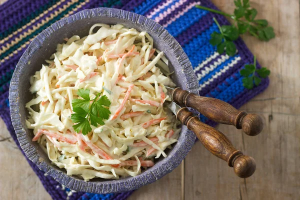 Káposztasaláta-saláta káposztát és sárgarépát, majonézes öntet. — Stock Fotó