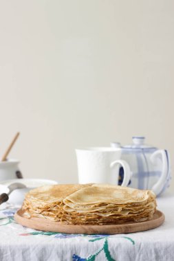 Kahvaltı krep ekşi krema ve bal ile servis.