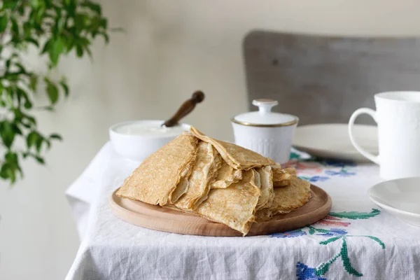 Panqueques de desayuno servidos con crema agria y miel . — Foto de Stock