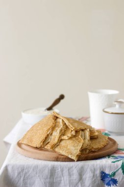 Kahvaltı krep ekşi krema ve bal ile servis.