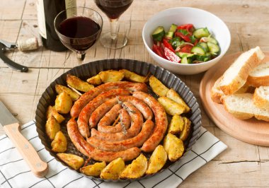 Patates, salata ve ahşap arka plan üzerinde şarap aromatik et sosis. Seçici odak.