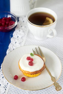 Mini cheesecake ile çırpılmış krema ve kırmızı Frenk üzümü. Rustik tarzı.