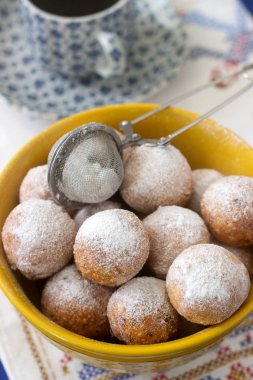 Kahve ile vanilya krapfen doghnut. Rustik tarzı.