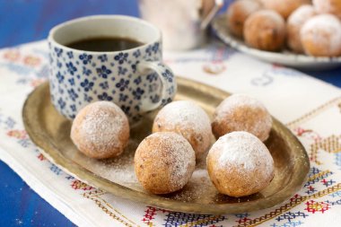 Kahve ile vanilya krapfen doghnut. Rustik tarzı.