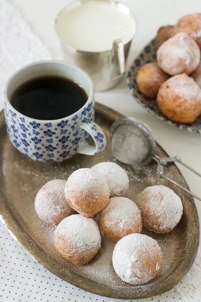 Kahve ile vanilya krapfen doghnut. Rustik tarzı.