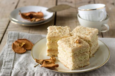 Elma pasta ve ahşap bir masa üzerinde kurutulmuş elma parçaları. Rustik tarzı.