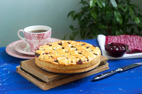 Een traditionele Amerikaanse of Europese kersen taart gemaakt van shortcake. Rustieke stijl. — Stockfoto