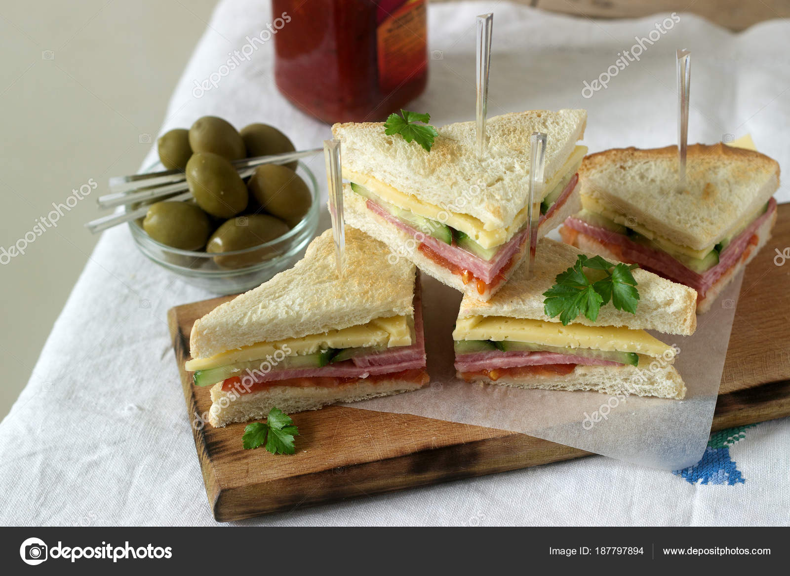 https://st3.depositphotos.com/13348876/18779/i/1600/depositphotos_187797894-stock-photo-sandwiches-with-sausage-meat-cheese.jpg