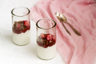 Yoğurt granola ve çilek ile.