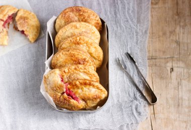 Apple ve kırmızı kuş üzümü ile çıtır mini turta. Rustik tarzı.